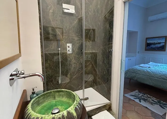 Central, Elegant, Quiet Appartement Salerno